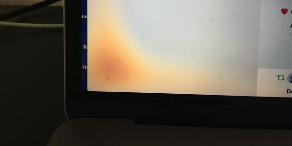 pozheltel-ekran-na-macbook.jpeg